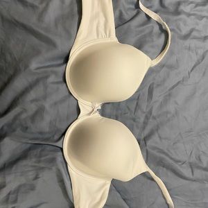 White Body by Victoria Bra. New without tags. 36C